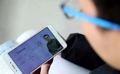 沉迷手机而死的新闻事件中学生沉迷手机的危害案例新闻