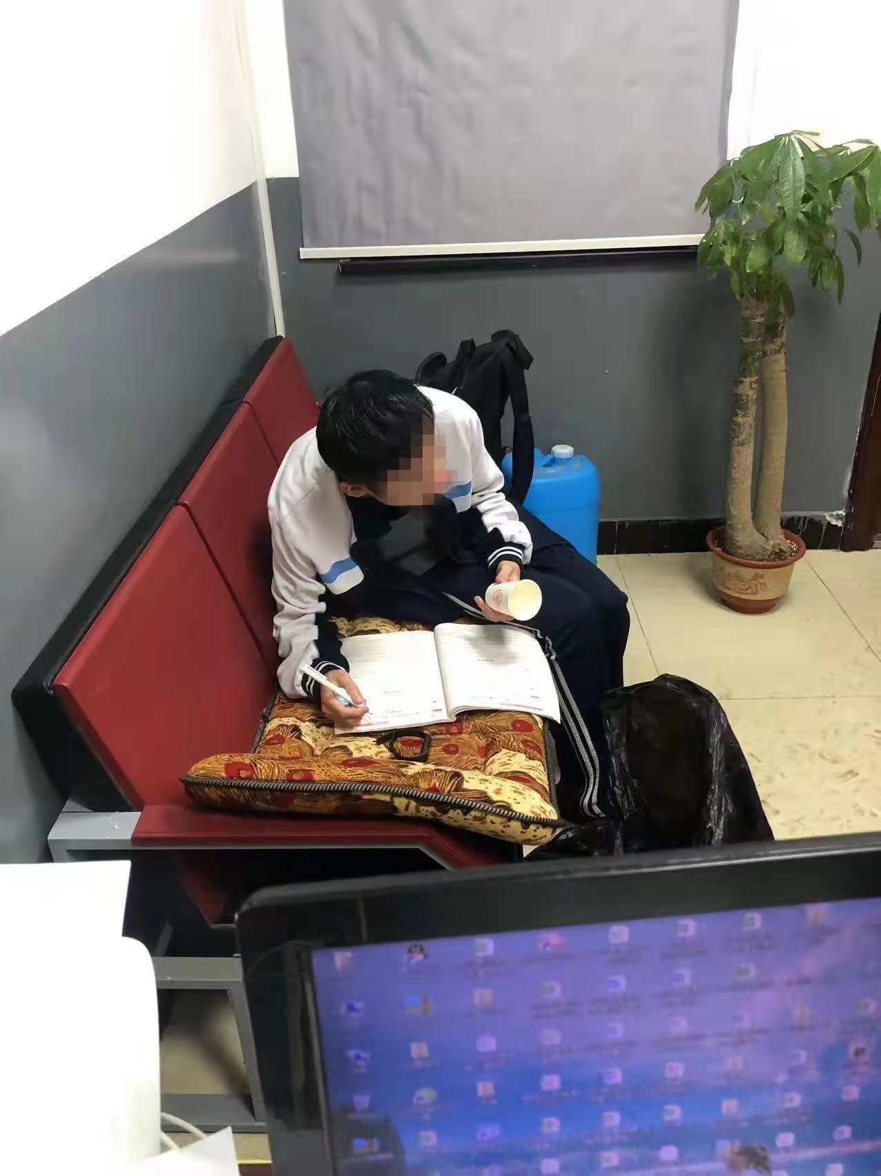 关于中学生手机安全的新闻中学生沉迷手机的危害案例新闻
